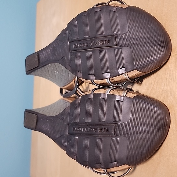 KENNETH COLE REACTION Silver Leather Wedge Sandals, Size 7.5 - Picture 5 of 7